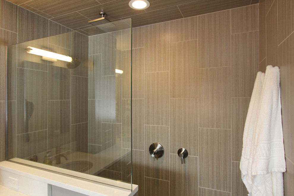 Esempio di una stanza da bagno moderna di medie dimensioni con lavabo sottopiano, ante lisce, ante grigie, top in granito, doccia alcova, piastrelle beige, piastrelle in ceramica, pavimento con piastrelle in ceramica e pareti beige