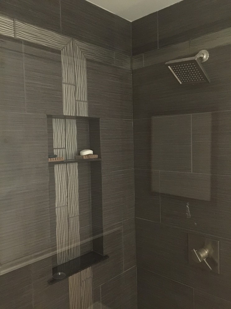Inspiration pour une petite salle de bain principale design avec une douche d'angle, WC séparés, un carrelage gris, des carreaux de béton, un mur gris, un lavabo intégré et un plan de toilette en surface solide.