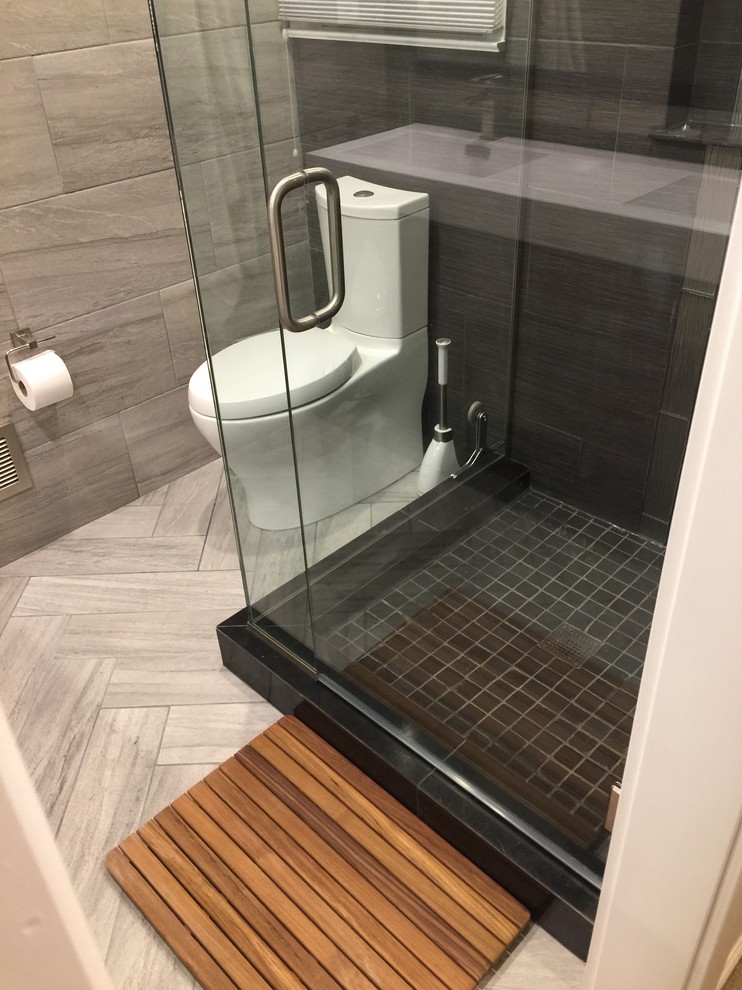 インディアナポリスにある高級な小さなコンテンポラリースタイルのおしゃれなマスターバスルーム (コーナー設置型シャワー、分離型トイレ、グレーのタイル、セメントタイル、グレーの壁、一体型シンク、人工大理石カウンター) の写真