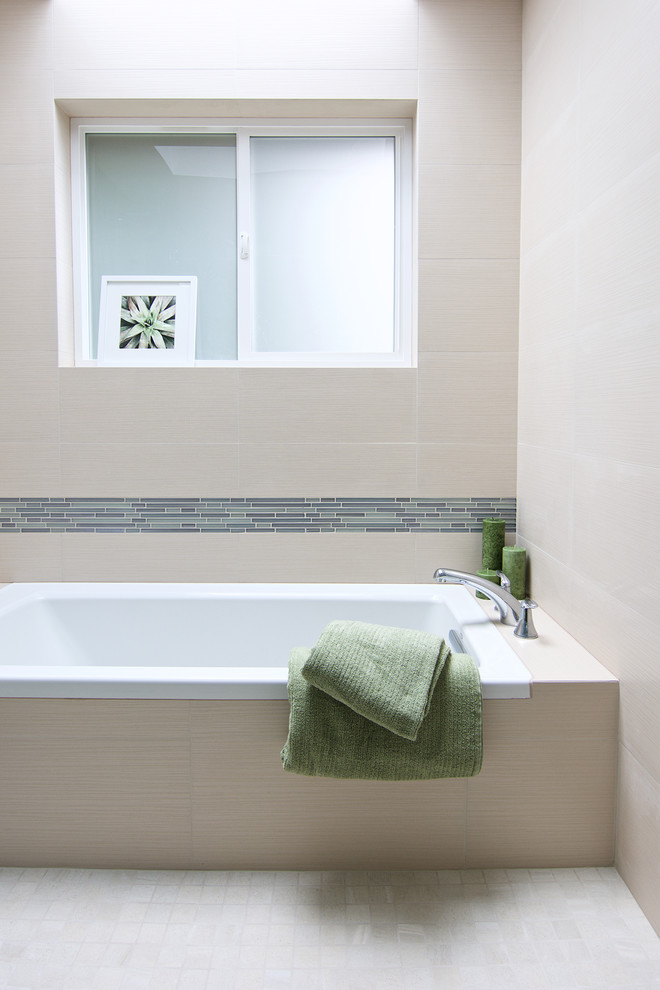 Свежая идея для дизайна: главная ванная комната среднего размера в стиле модернизм с плоскими фасадами, светлыми деревянными фасадами, накладной ванной, открытым душем, унитазом-моноблоком, бежевой плиткой, керамогранитной плиткой, зелеными стенами, полом из керамогранита, настольной раковиной и столешницей из искусственного кварца - отличное фото интерьера