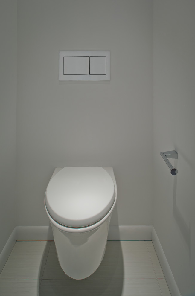 На фото: туалет среднего размера в стиле модернизм с плоскими фасадами, серыми фасадами, инсталляцией, белой плиткой, стеклянной плиткой, белыми стенами, полом из керамогранита, врезной раковиной и столешницей из кварцита