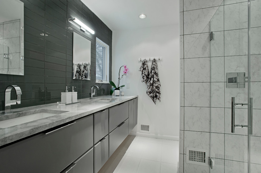 Идея дизайна: главная ванная комната среднего размера в стиле модернизм с плоскими фасадами, серыми фасадами, душем без бортиков, инсталляцией, серой плиткой, стеклянной плиткой, белыми стенами, полом из керамогранита, врезной раковиной и столешницей из кварцита