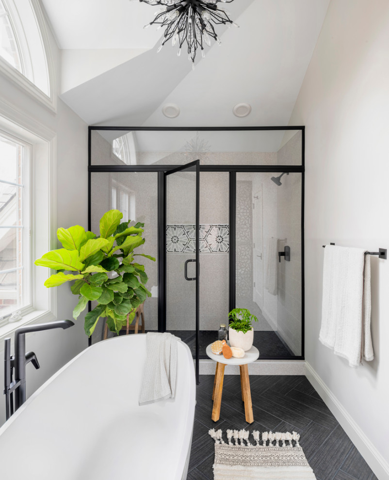 Exempel på ett modernt beige beige badrum, med skåp i ljust trä, ett badkar med tassar, en dusch i en alkov, beige väggar, ett avlångt handfat, grått golv och dusch med gångjärnsdörr