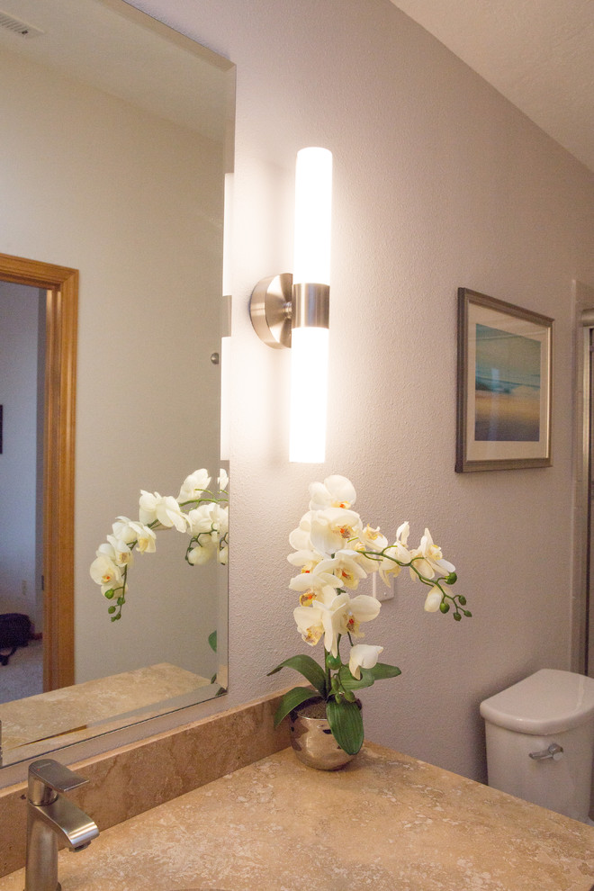 Пример оригинального дизайна: главная ванная комната среднего размера в стиле модернизм с фасадами с утопленной филенкой, фасадами цвета дерева среднего тона, раздельным унитазом, разноцветной плиткой, керамогранитной плиткой, белыми стенами, полом из керамогранита, врезной раковиной, столешницей из искусственного камня, разноцветным полом и душем с раздвижными дверями