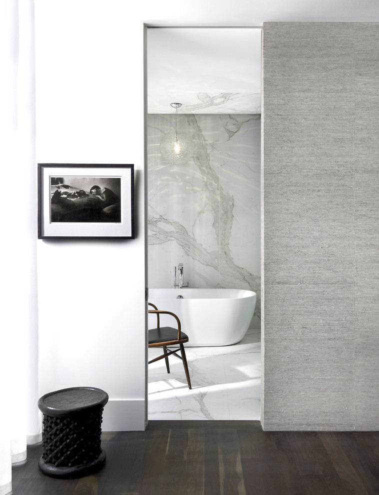 Diseño de cuarto de baño principal contemporáneo grande con bañera exenta, baldosas y/o azulejos blancos, paredes blancas y suelo de baldosas de porcelana