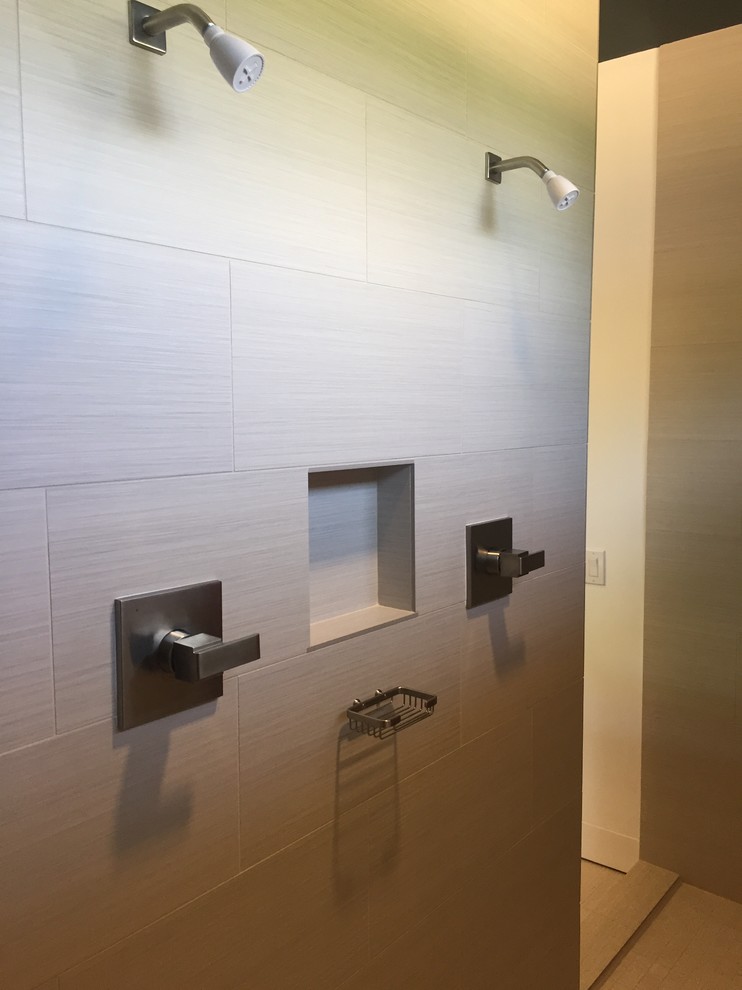 На фото: главная ванная комната среднего размера в стиле модернизм с плоскими фасадами, черными фасадами, белыми стенами, полом из керамогранита, врезной раковиной и столешницей из искусственного кварца
