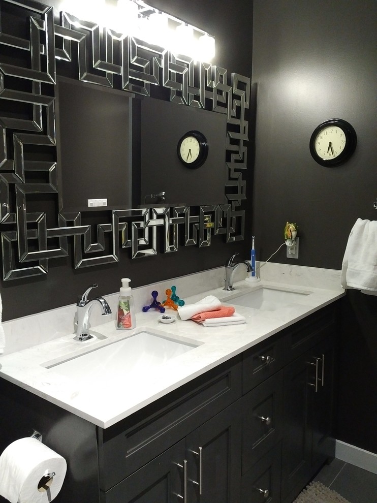 Стильный дизайн: главная ванная комната среднего размера в стиле модернизм с черными фасадами, душем в нише, серой плиткой, черными стенами, врезной раковиной, фасадами в стиле шейкер, раздельным унитазом, мраморной столешницей, полом из керамогранита, серым полом и белой столешницей - последний тренд