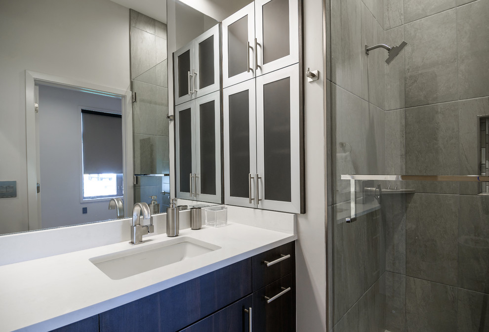 На фото: большая главная ванная комната в современном стиле с плоскими фасадами, темными деревянными фасадами, полновстраиваемой ванной, унитазом-моноблоком и белыми стенами с