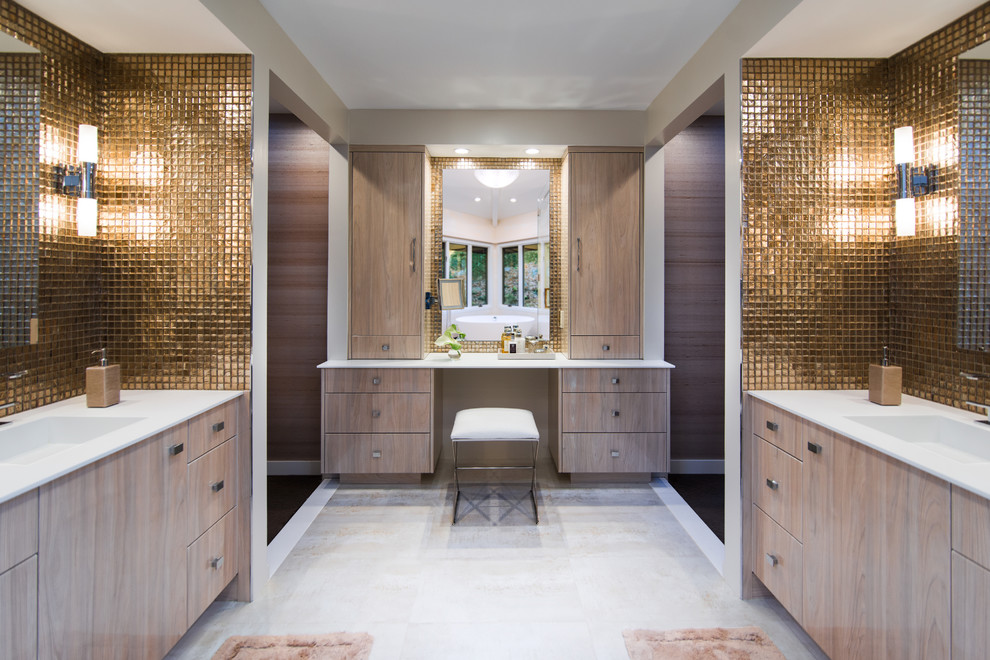 Imagen de cuarto de baño principal actual con armarios con paneles lisos, puertas de armario de madera clara, lavabo integrado y baldosas y/o azulejos de vidrio