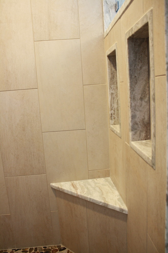 Immagine di una grande stanza da bagno con doccia minimalista con ante con riquadro incassato, ante in legno bruno, doccia aperta, piastrelle beige, piastrelle in ceramica, pareti blu, pavimento con piastrelle di ciottoli, lavabo sottopiano e top in marmo