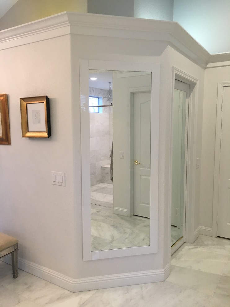 Пример оригинального дизайна: главная ванная комната среднего размера в современном стиле с плоскими фасадами, белыми фасадами, ванной на ножках, душем в нише, разноцветной плиткой, белыми стенами, мраморным полом, врезной раковиной, мраморной столешницей, белым полом и душем с раздвижными дверями