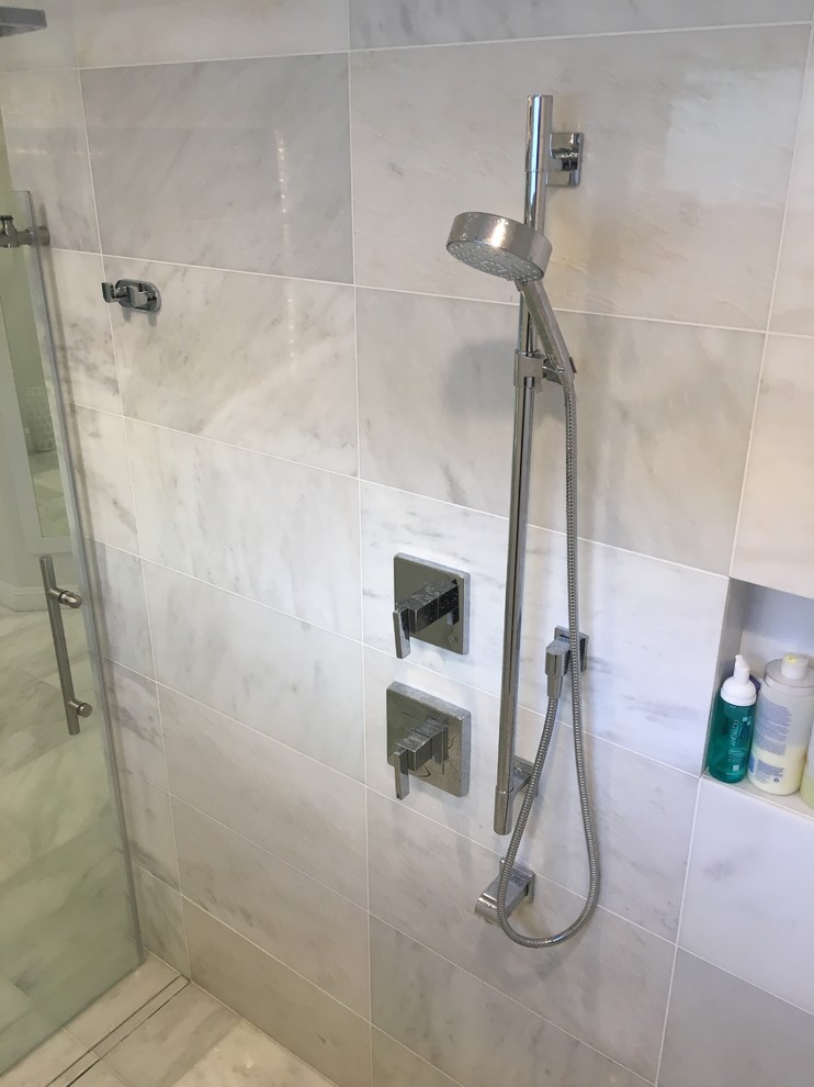Inspiration för mellanstora moderna en-suite badrum, med släta luckor, vita skåp, ett badkar med tassar, en dusch i en alkov, flerfärgad kakel, vita väggar, marmorgolv, ett undermonterad handfat, marmorbänkskiva, vitt golv och dusch med skjutdörr