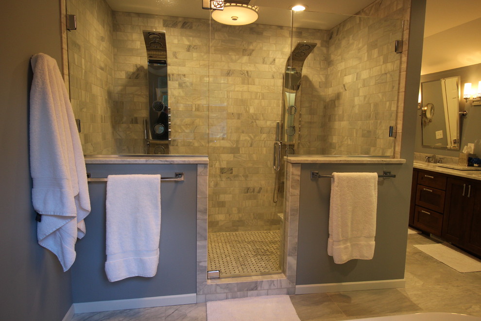 Exempel på ett mellanstort modernt en-suite badrum, med vita skåp, en hörndusch, vita väggar, klinkergolv i keramik, ett undermonterad handfat och granitbänkskiva
