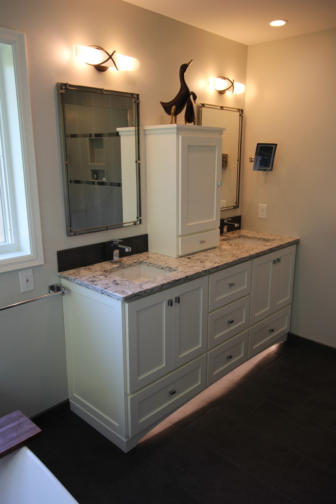 Foto de cuarto de baño principal moderno de tamaño medio con puertas de armario blancas, ducha esquinera, paredes blancas, lavabo bajoencimera, encimera de granito y suelo de baldosas de cerámica