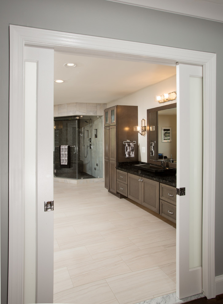 Источник вдохновения для домашнего уюта: большая главная ванная комната в стиле модернизм с коричневыми фасадами, столешницей из гранита и серым полом
