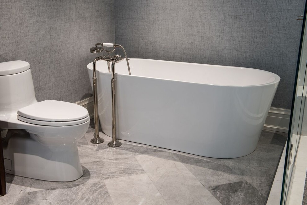 Aménagement d'une salle de bain principale moderne en bois foncé de taille moyenne avec un placard à porte shaker, une baignoire indépendante, une douche ouverte, WC à poser, un carrelage gris, un carrelage blanc, un carrelage de pierre, un mur gris, un sol en marbre, un lavabo encastré et un plan de toilette en marbre.