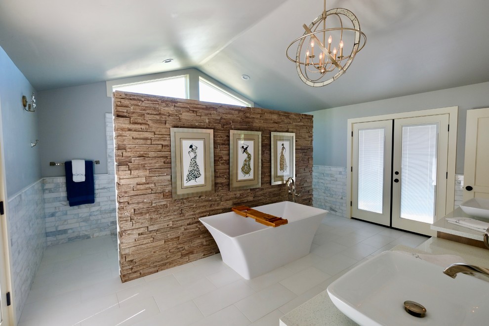Idéer för stora funkis vitt en-suite badrum, med skåp i shakerstil, skåp i mellenmörkt trä, ett fristående badkar, en öppen dusch, en toalettstol med hel cisternkåpa, grå kakel, marmorkakel, vita väggar, klinkergolv i porslin, ett fristående handfat, bänkskiva i kvarts, vitt golv och med dusch som är öppen