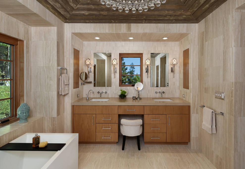 Immagine di una stanza da bagno padronale design con ante lisce, ante in legno chiaro, piastrelle beige, pareti beige, lavabo sottopiano, pavimento beige, piastrelle in travertino e pavimento in travertino