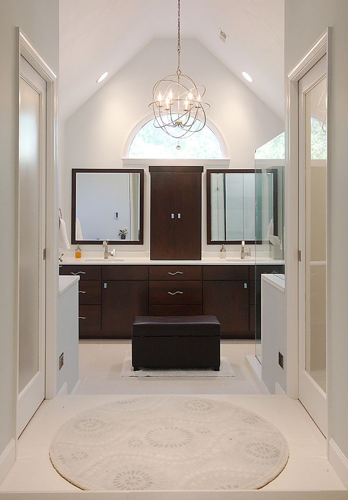 Стильный дизайн: ванная комната в современном стиле с темными деревянными фасадами - последний тренд