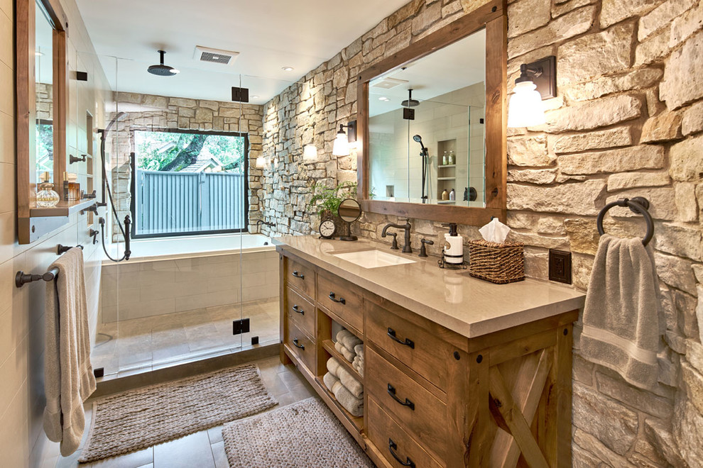Свежая идея для дизайна: ванная комната в стиле рустика с душем с распашными дверями - отличное фото интерьера