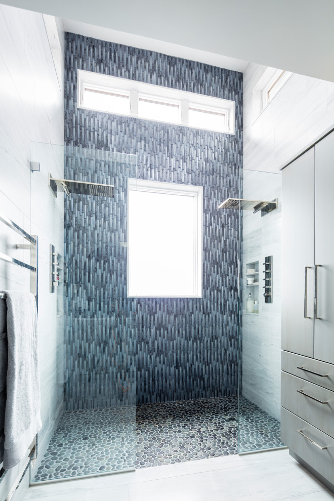 Inspiration för ett stort funkis grå grått en-suite badrum, med grå skåp, ett fristående badkar, en öppen dusch, en toalettstol med separat cisternkåpa, grå väggar, ett undermonterad handfat, marmorbänkskiva, grått golv, med dusch som är öppen, blå kakel och glaskakel