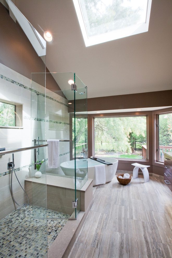 Пример оригинального дизайна: большая главная ванная комната в современном стиле с отдельно стоящей ванной, угловым душем, белой плиткой, стеклянной плиткой, коричневыми стенами и полом из бамбука