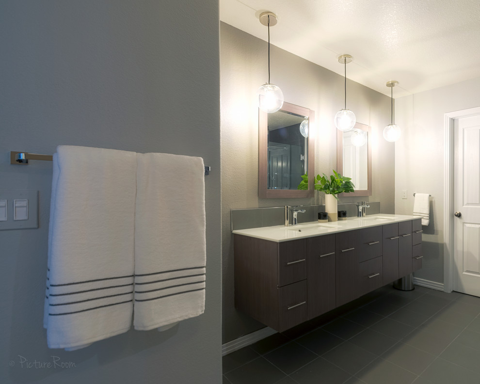 На фото: главная ванная комната среднего размера в стиле модернизм с отдельно стоящей ванной, серой плиткой, каменной плиткой и серыми стенами с