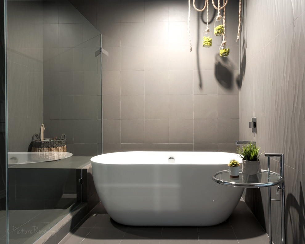Mittelgroßes Modernes Badezimmer En Suite mit freistehender Badewanne, grauen Fliesen, Steinfliesen und grauer Wandfarbe in Denver