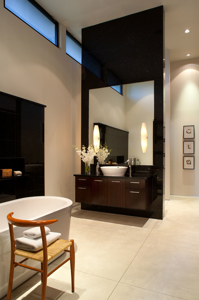 Esempio di una grande stanza da bagno padronale minimalista con ante lisce, ante marroni, vasca freestanding, piastrelle bianche, pareti bianche, lavabo a bacinella e top in quarzo composito