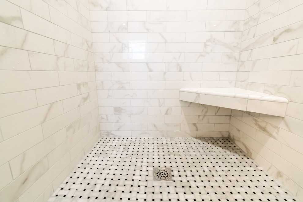 На фото: огромная главная ванная комната в средиземноморском стиле с фасадами с выступающей филенкой, коричневыми фасадами, отдельно стоящей ванной, угловым душем, серой плиткой, керамической плиткой, синими стенами, полом из керамогранита, врезной раковиной, мраморной столешницей, разноцветным полом, душем с распашными дверями и белой столешницей