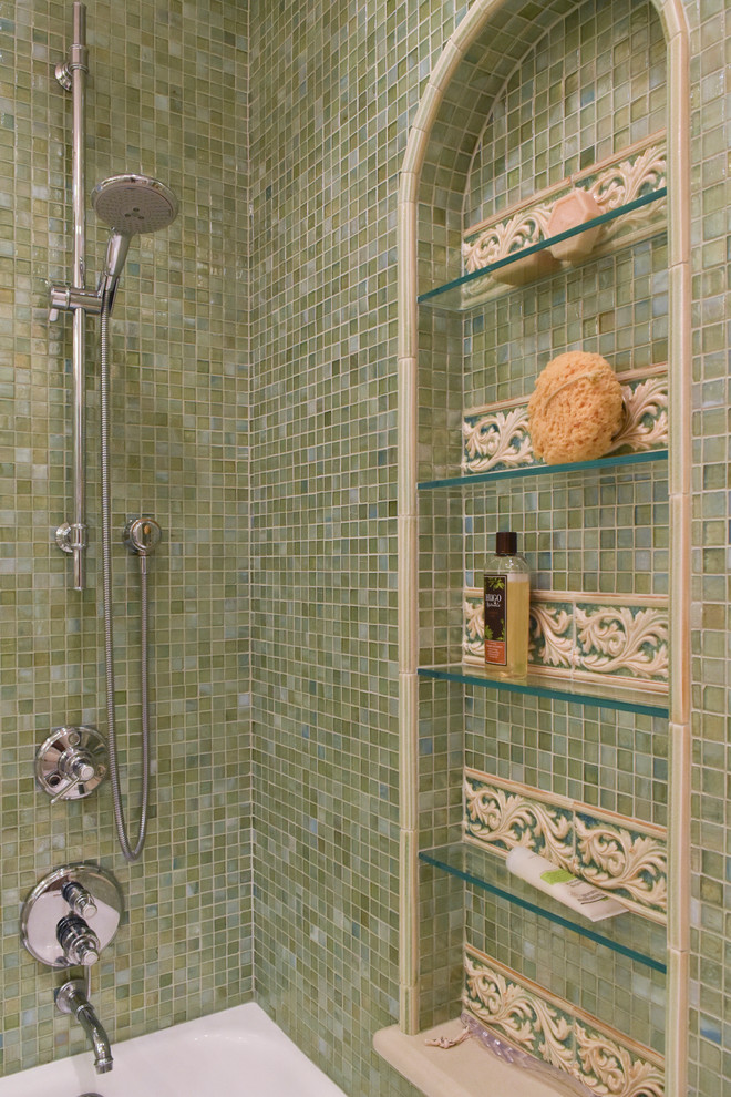 Idée de décoration pour une grande salle de bain principale méditerranéenne en bois vieilli avec un lavabo encastré, un placard avec porte à panneau encastré, un plan de toilette en surface solide, une baignoire d'angle, un combiné douche/baignoire, WC à poser, un carrelage vert, un carrelage en pâte de verre, un mur beige et un sol en carrelage de porcelaine.