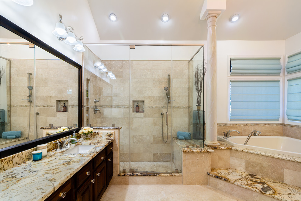 Idéer för ett mellanstort medelhavsstil brun en-suite badrum, med luckor med upphöjd panel, skåp i mörkt trä, ett hörnbadkar, en hörndusch, beige kakel, stenkakel, vita väggar, skiffergolv, ett undermonterad handfat, marmorbänkskiva, beiget golv och dusch med gångjärnsdörr