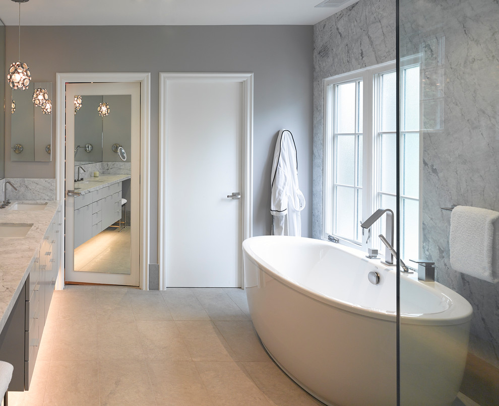 Immagine di una stanza da bagno padronale mediterranea con lavabo a bacinella, ante in legno scuro, top in quarzite, vasca freestanding, doccia ad angolo e WC monopezzo