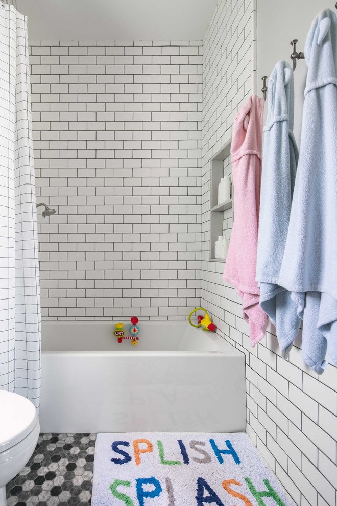 Свежая идея для дизайна: маленькая детская ванная комната в стиле лофт с накладной ванной, угловым душем, унитазом-моноблоком, белой плиткой, плиткой кабанчик, белыми стенами, мраморным полом, серым полом и шторкой для ванной для на участке и в саду - отличное фото интерьера