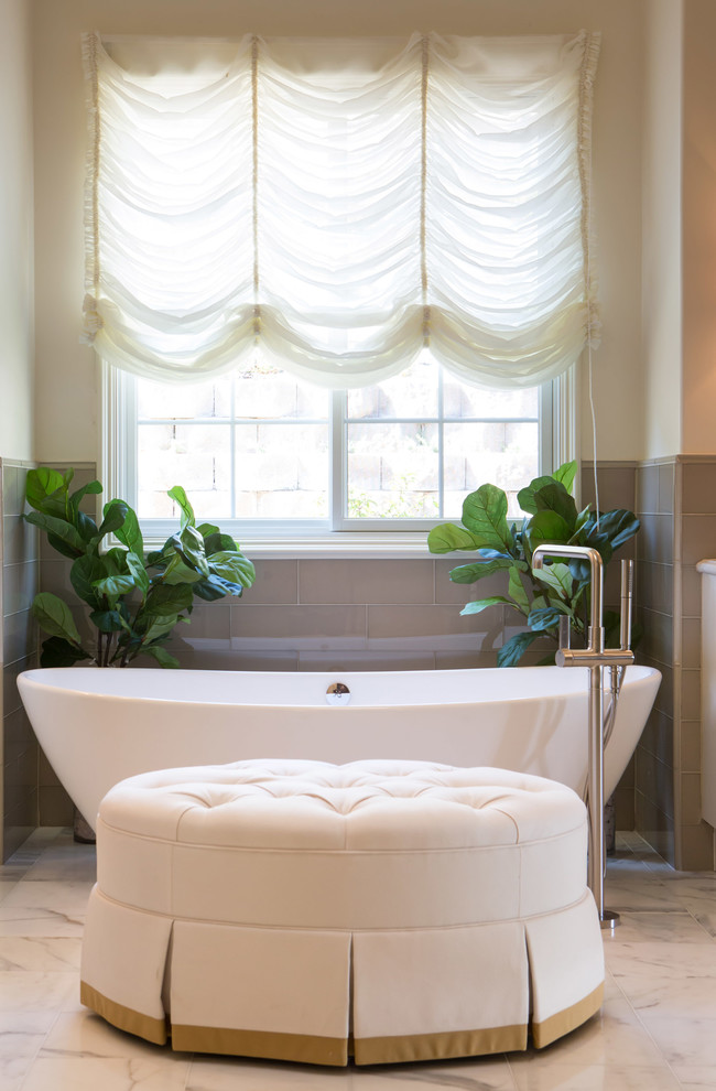 Inspiration för stora klassiska en-suite badrum, med luckor med upphöjd panel, vita skåp, ett fristående badkar, en hörndusch, grå kakel, glaskakel, vita väggar, marmorgolv, ett undermonterad handfat och marmorbänkskiva