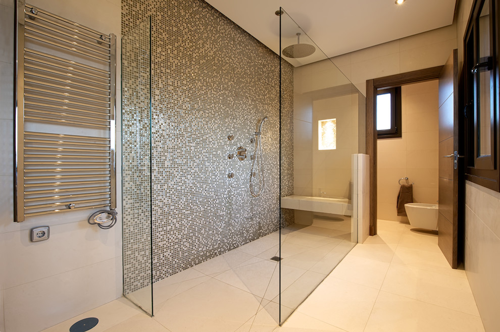 Idéer för att renovera ett mellanstort funkis badrum med dusch, med en hörndusch, en vägghängd toalettstol, flerfärgad kakel, mosaik, beige väggar och klinkergolv i keramik