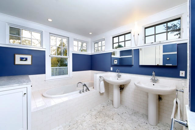 Cette image montre une grande salle de bain principale traditionnelle avec une baignoire posée, un carrelage blanc, un carrelage métro, un mur bleu, un sol en marbre, un lavabo de ferme et un sol gris.