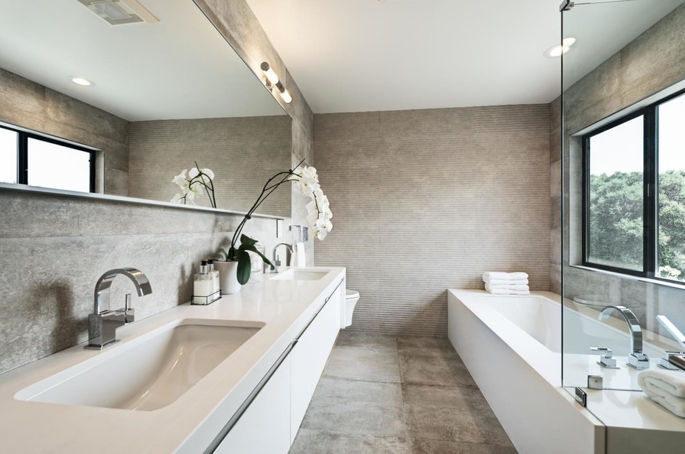 ダラスにあるコンテンポラリースタイルのおしゃれな浴室の写真