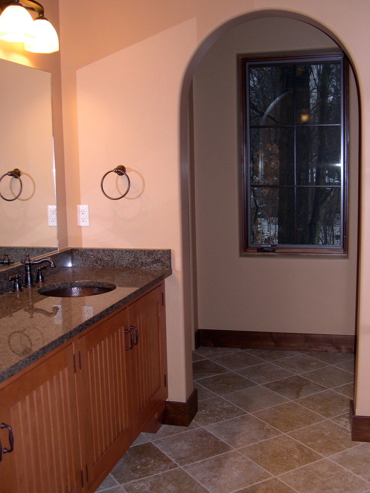 Идея дизайна: большая ванная комната в стиле фьюжн с фасадами цвета дерева среднего тона, бежевыми стенами, полом из травертина, врезной раковиной и столешницей из гранита