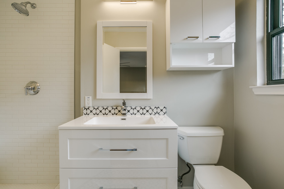 Kleines Modernes Badezimmer En Suite mit Schrankfronten im Shaker-Stil, weißen Schränken, offener Dusche, schwarz-weißen Fliesen, Zementfliesen, grauer Wandfarbe, Zementfliesen für Boden und Quarzit-Waschtisch in Dallas