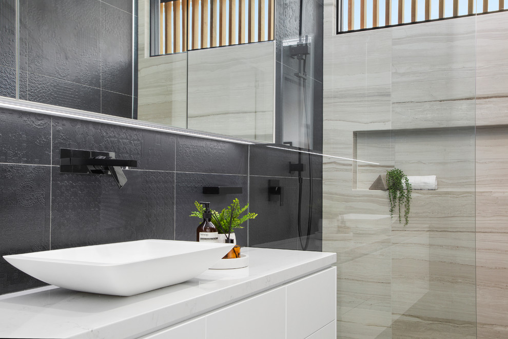 Foto på ett mellanstort funkis badrum, med en öppen dusch, svarta väggar, ett fristående handfat, marmorbänkskiva och med dusch som är öppen