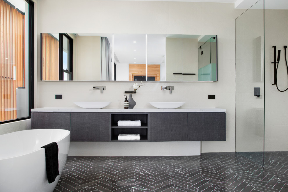Idee per una stanza da bagno padronale minimalista di medie dimensioni con doccia aperta, pareti nere, lavabo a bacinella, top in marmo e doccia aperta