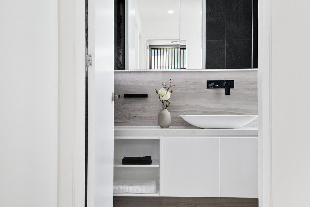 Inspiration för ett mellanstort funkis badrum med dusch, med ett fristående handfat och marmorbänkskiva
