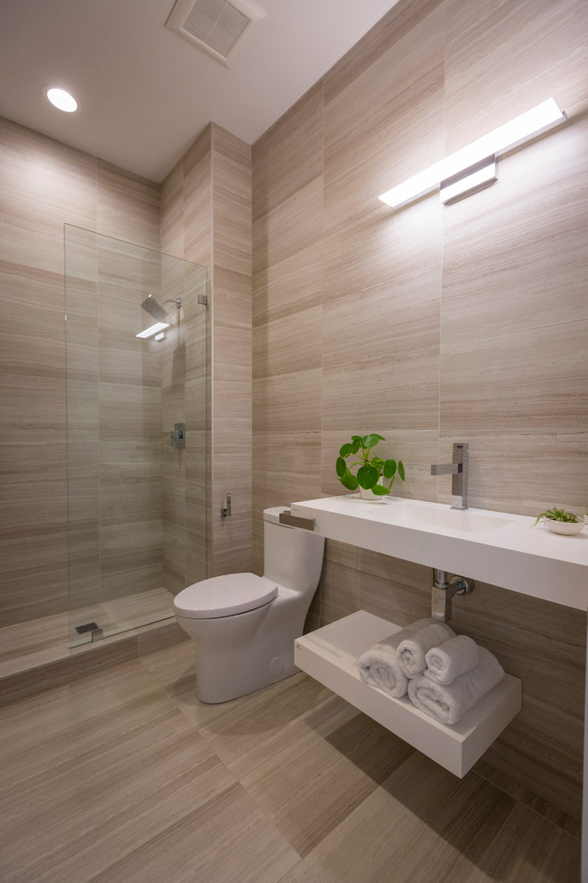 Exempel på ett mellanstort modernt vit vitt badrum med dusch, med öppna hyllor, vita skåp, en dusch i en alkov, en toalettstol med hel cisternkåpa, flerfärgad kakel, skifferkakel, flerfärgade väggar, skiffergolv, ett integrerad handfat, bänkskiva i onyx, flerfärgat golv och med dusch som är öppen