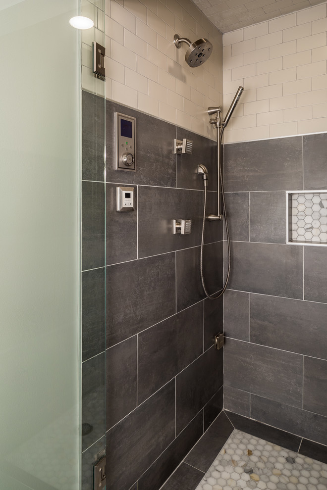 Пример оригинального дизайна: главная ванная комната среднего размера в современном стиле с керамогранитной плиткой и полом из керамогранита