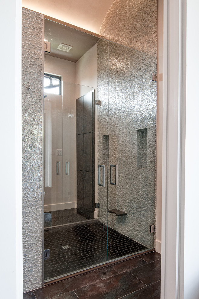 Exemple d'une grande salle de bain principale moderne avec un placard en trompe-l'oeil, des portes de placard noires, un plan de toilette en quartz modifié, une baignoire indépendante, une douche à l'italienne, un carrelage multicolore, une plaque de galets, un mur gris et un sol en carrelage de porcelaine.