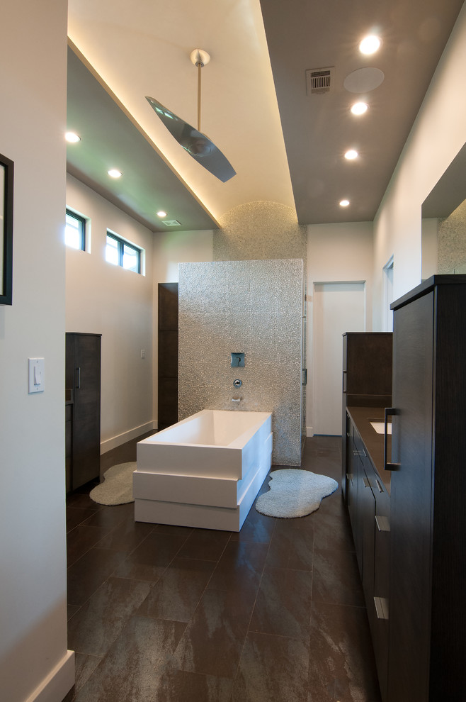 Idéer för ett stort modernt en-suite badrum, med ett undermonterad handfat, möbel-liknande, svarta skåp, bänkskiva i kvarts, ett fristående badkar, en kantlös dusch, flerfärgad kakel, kakel i småsten, grå väggar och klinkergolv i porslin
