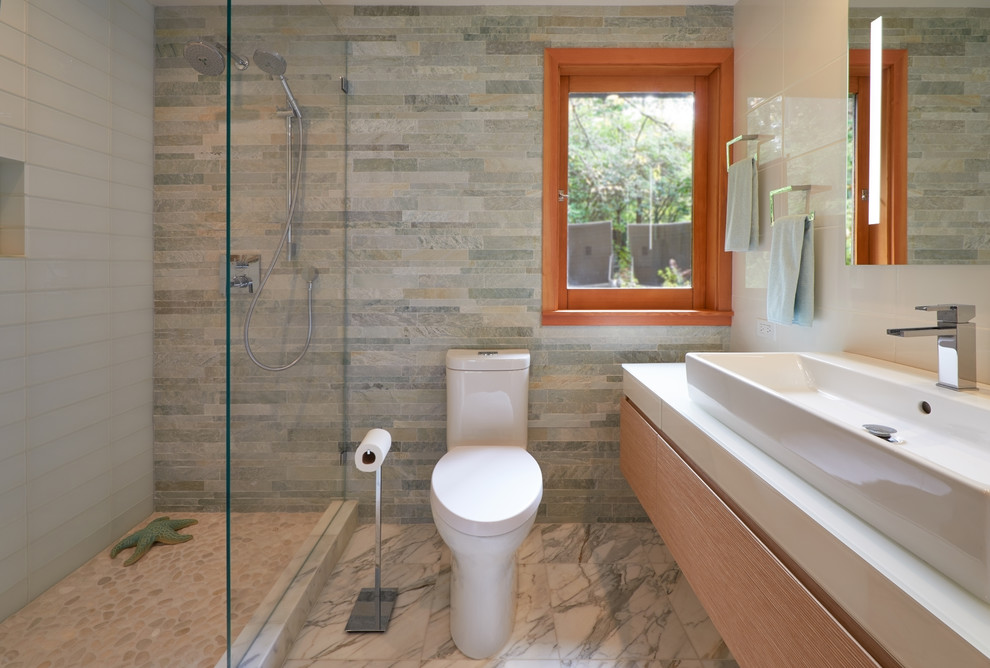 Idee per una stanza da bagno con doccia minimal con ante lisce, doccia doppia, piastrelle grigie, piastrelle in ardesia, pareti bianche e porta doccia scorrevole