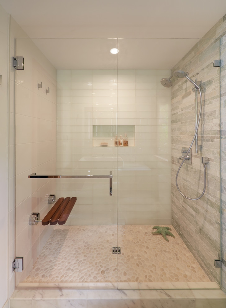 Inspiration för ett funkis badrum med dusch, med släta luckor, en dubbeldusch, grå kakel, skifferkakel, vita väggar och dusch med skjutdörr