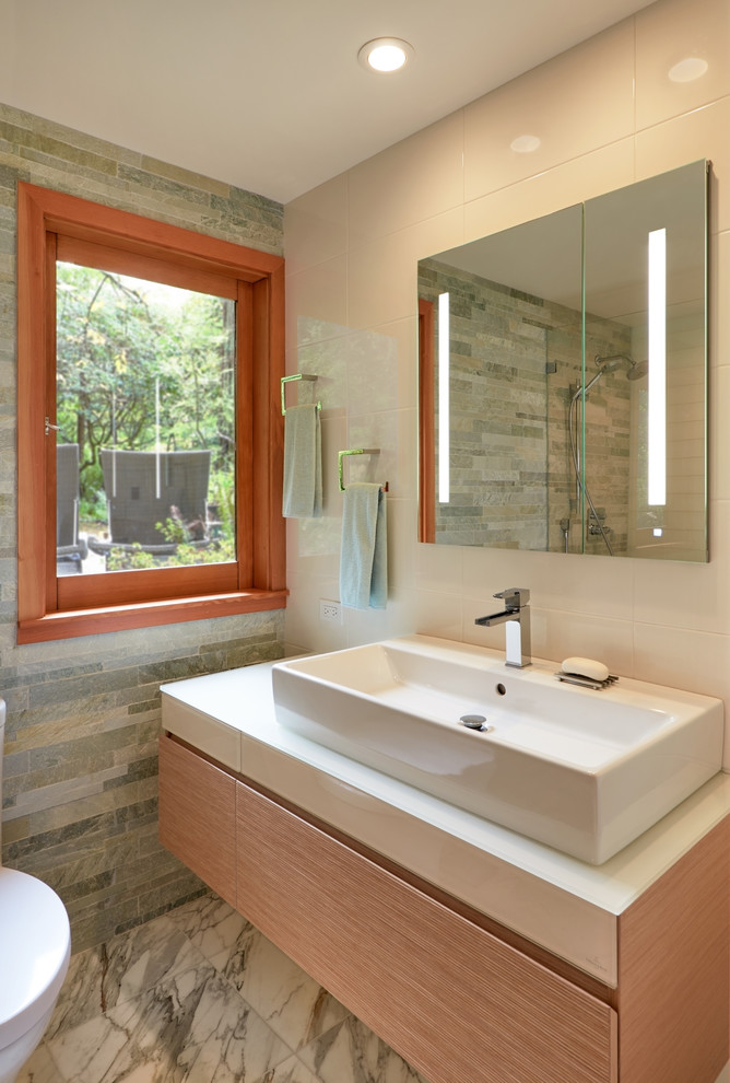 Idéer för ett modernt badrum med dusch, med släta luckor, en dubbeldusch, grå kakel, skifferkakel, vita väggar och dusch med skjutdörr